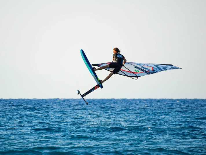 Julian Wiemar recommends cruiser foils with a short wingspan for beginners in foil styling. These allow foil 360s and other manoeuvres. Small and fast front wings are better for jumps - but also more difficult to ride.