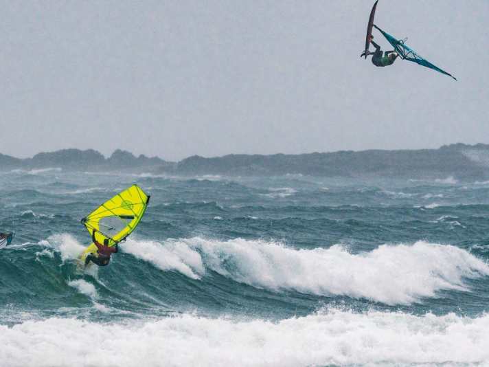 Wind for the 3.7 and a decent wave ensure optimal competition conditions on the first day.