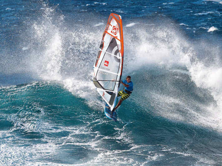 When concentrated slalom power meets a hookipa wave, you're guaranteed a good spray. Antoine Albeau scored points in various disciplines.