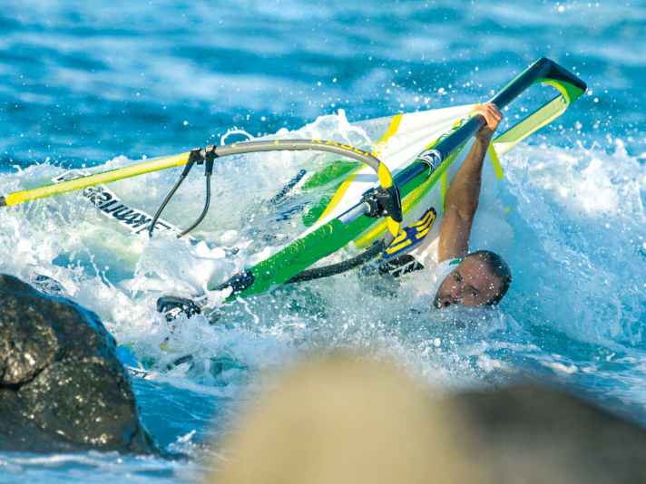 Masts can break - especially under extreme loads, as here in the waves of Hookipa.