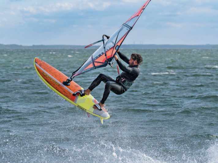 In strong winds, Chris from funmüritz sometimes finishes work early and can be found on the water (or in the air) of the Müritz.