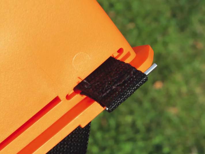 You have to take good care of the small metal pins that secure the tensioning straps to the fins. They are difficult to find in the sand or in the meadow.