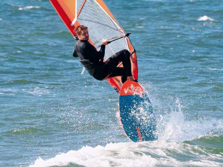 Steep or flat during rotation? That depends on how the sail is shifted when turning in.