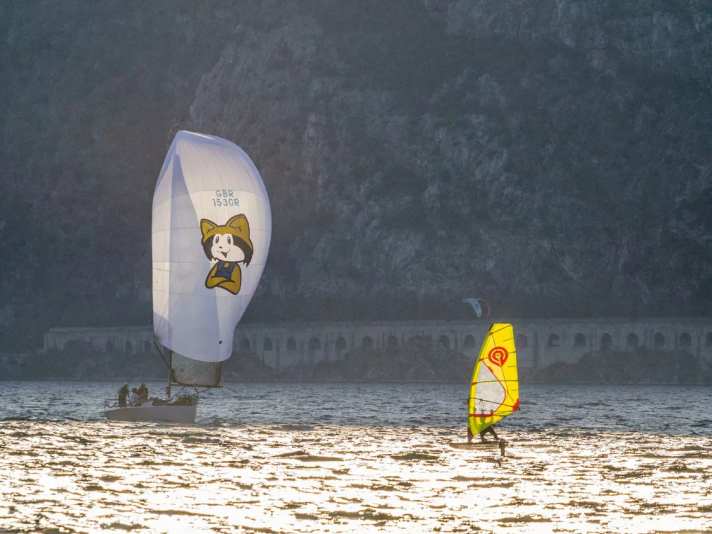 Die Kombination aus zuverlässigem WInd, angenehmen Temperaturen und italienischem Dolce Vita haben den Gardasee zum beliebtesten Windsurfrevier der Deutschen gemacht.