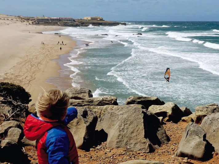 An windstillen Tagen ein beliebter Badestrand, bei strammem Nortada ein Spielplatz für Wave-Windsurfer: der Praia do Guincho.