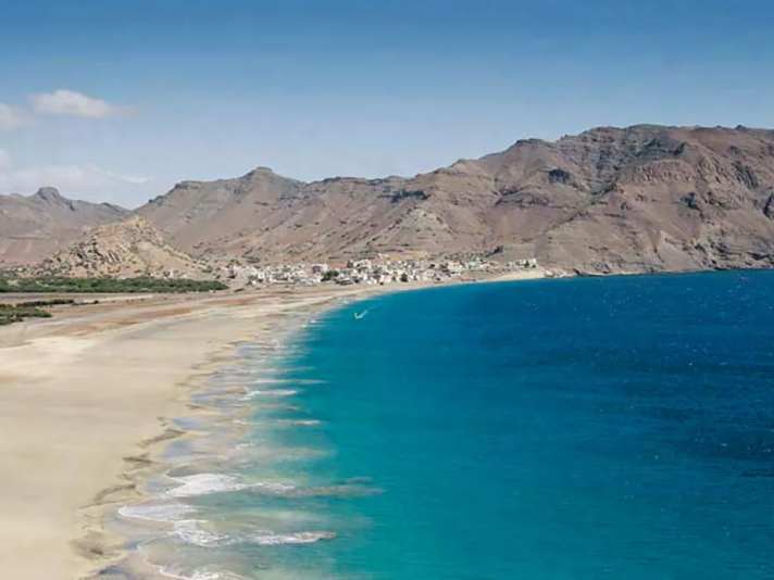 On Sao Vincente, the trade wind squeezes between two mountain ridges and is thus accelerated. There is a hotel and centre at the San Pedro spot - nothing else.