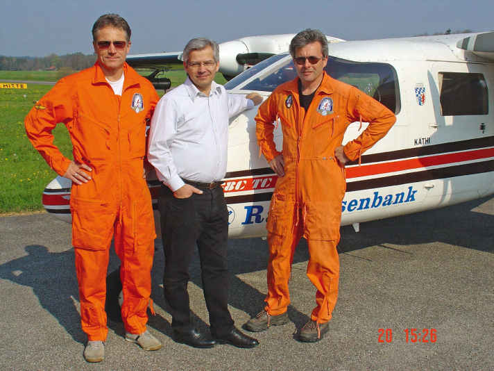 Der Hagelabwehrpiloten-Coach Michael Sachweh mit zwei seiner Piloten, Georg Vogl, Chefpilot,(rechts) und Johann Wagenstaller (links).