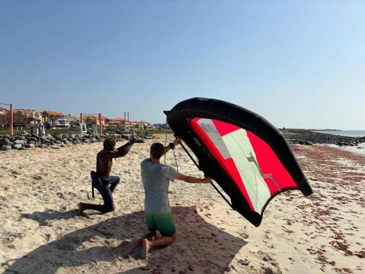Die ersten Wingübungen finden meistens an Land statt  Foto: Veranstalter