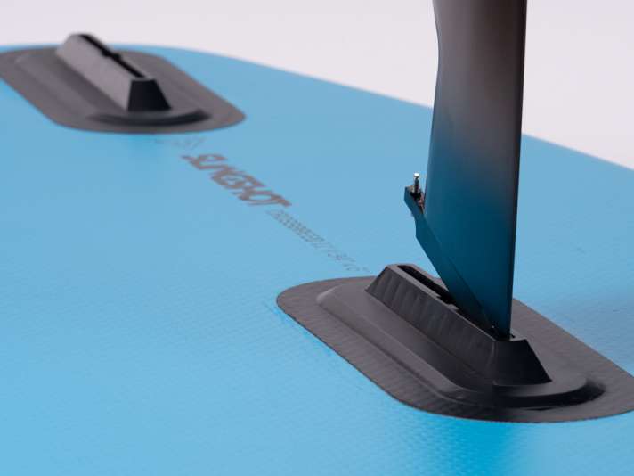 Die Box der Centerfinne wird beim Slingshot SUP Winder unten am Board aufgeklebt