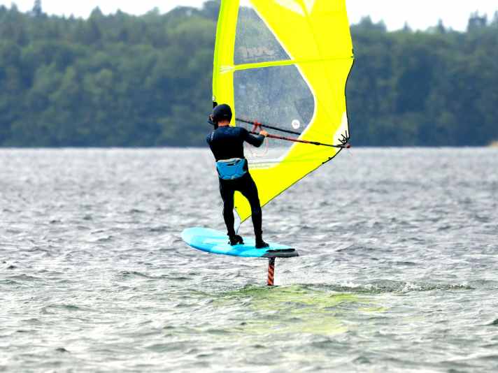 The loop position is ideal for relaxed windsurf foiling