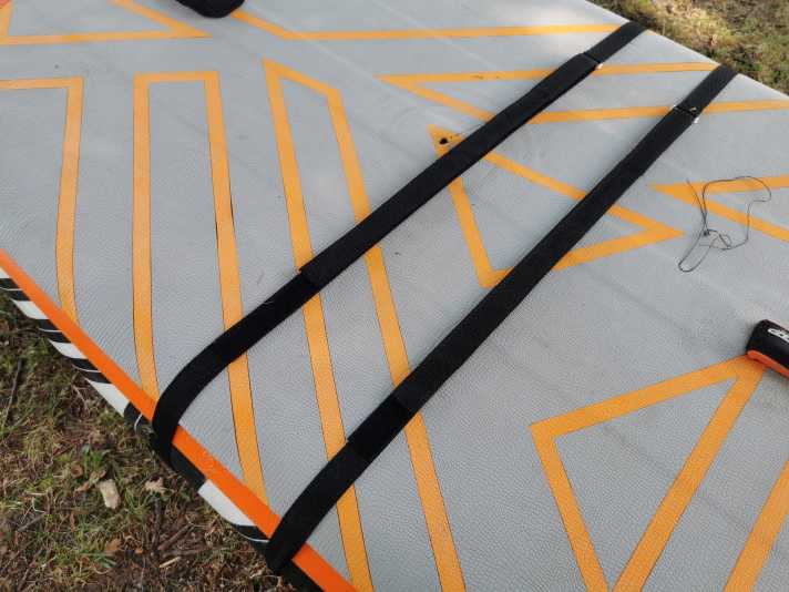 Die Gurtbänder zum Verspannen schmiegen sich kaum spürbar ans Deck des Boards an