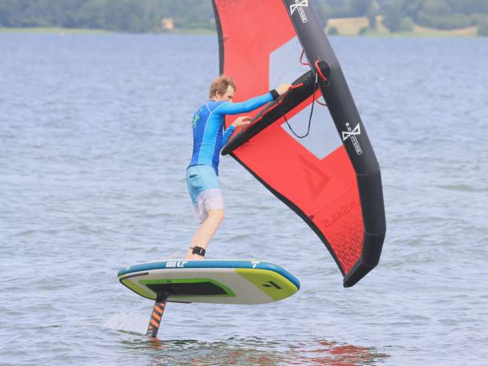 The foil sits on a large carbon plate on the Tahe Aria Air