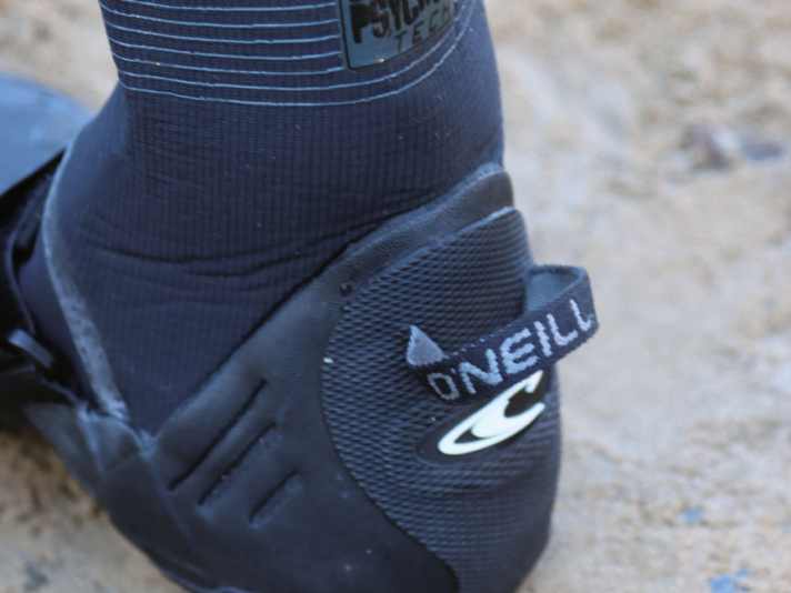 Das solide Zugband an der Hacke hilft beim Anziehen des O’Neill Psycho Tech