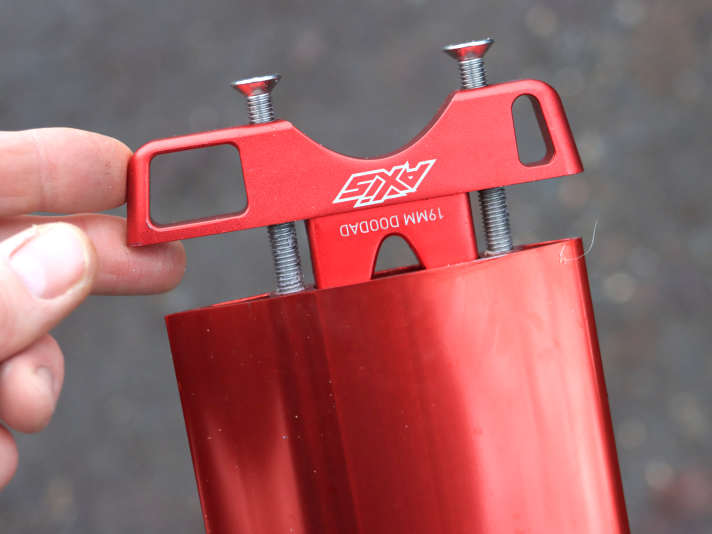 The connecting piece to the fuselage is inserted into the mast, thereby stiffening the connection