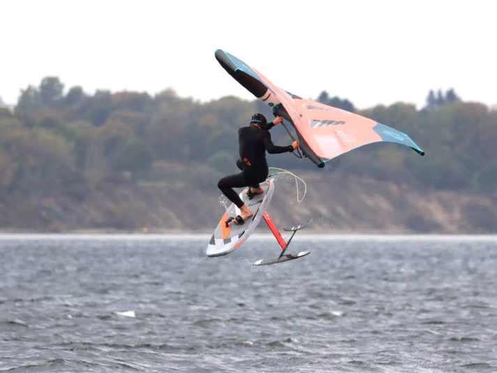 In the air, the board hangs particularly lightly on the foot