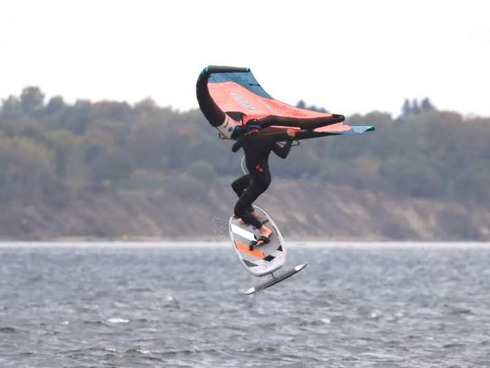 Leicht und kompakt rotiert der Wing durch sämtliche Freestyle-Tricks