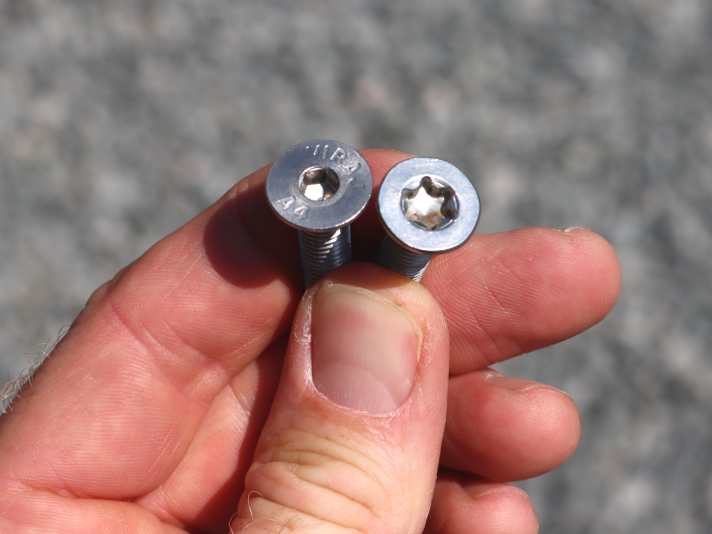 Checke immer auch die übrigen Schrauben. Sind diese leicht verbogen, tausche sie sofort aus. Torx-Schrauben (rechts) sind generell besser geeignet als solche mit Innensechskant, weil die Köpfe nicht so schnell ausleiern.