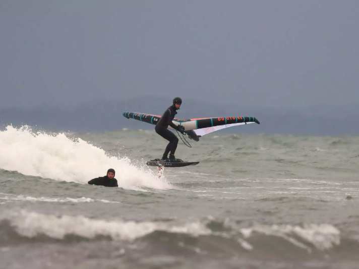 Haltet Abstand zu anderen Wassersportlern