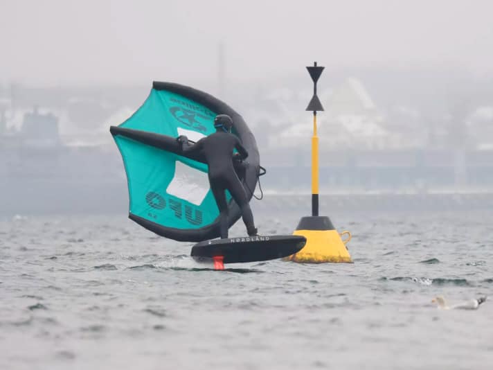 Danke seiner stark abknickenden Flügelspitzen schleift der Wing beim Anpumpen und in Manövern nur selten im Wasser