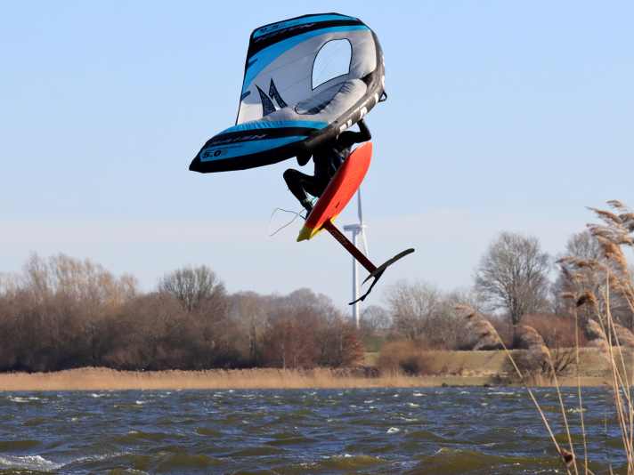 Der Wing-Surfer MK4 bietet ein hohes Speedpotential und damit beste Voraussetzungen zum Springen