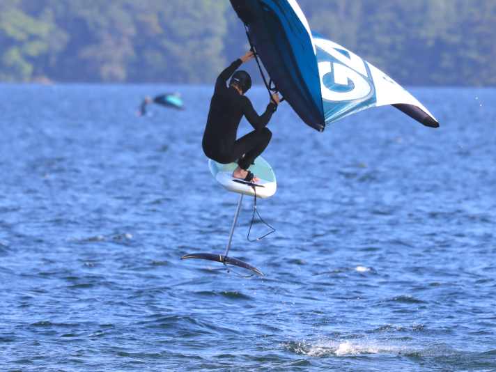 Hangs wonderfully compact on the foot in the air - the Vayu Fly