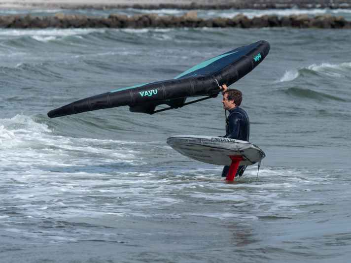 Das Board sollte beim Weg aus dem Wasser immer festgehalten werden.