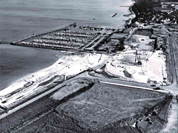 Il centro velico olimpico per il 1972 viene costruito sul fiordo di Kiel, 15 km a nord del centro città. La prima pietra dell'edificio, lungo 300 metri e parallelo alla riva del lago, è stata posata il 13 ottobre 1969.