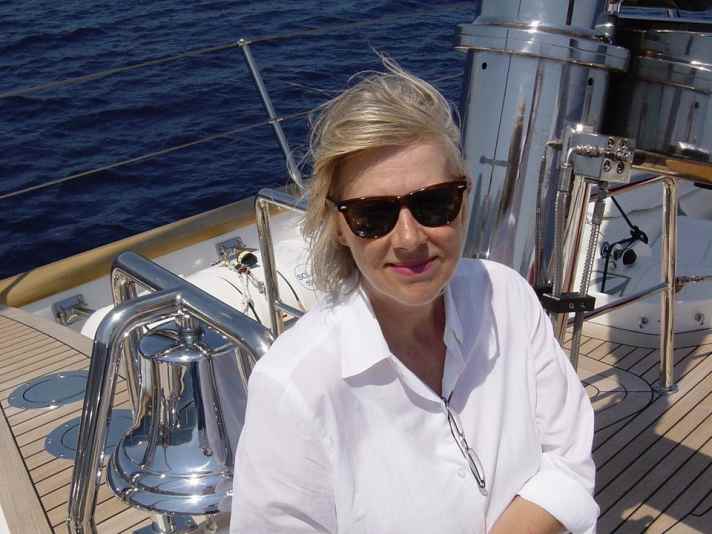Marianne Nissen schrieb als Gründerin, Chefredakteurin und inzwischen Herausgeberin des Magazins BOOTE exclusiv selbst deutsche Wassersportgeschichte. Die Liebe für Meer und Metier hat sie von ihrem Vater geerbt, ebenso wie ungezählte Memorabilien