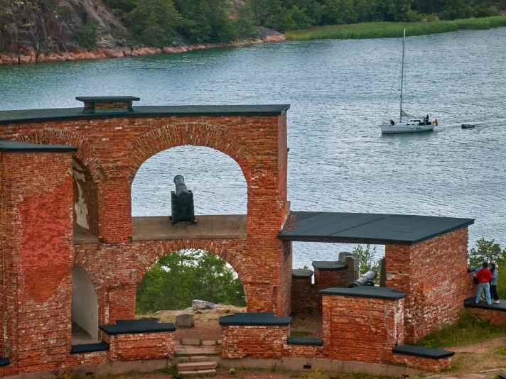 Die Ruine von Bomarsund war eine Festung Russlands auf den Åland-Inseln in der nördlichen Ostsee.

 Die Festung wurde als strategischer Punkt zur Beherrschung der nördlichen Ostsee betrachtet, Briten und Schweden betrachteten die Festung als potenzielle Bedrohung ihres Handels und ihrer Interessen in der Region