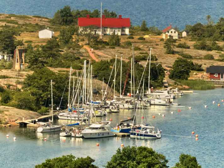 Rödhamn è un idilliaco porto dell'arcipelago a sole 10 miglia nautiche da Mariehamn. Rödhamn è stato per secoli un porto notturno riparato per i marinai. Oggi è un bellissimo e popolare porto per gli ospiti, con diversi ormeggi e servizi portuali per gli ospiti.