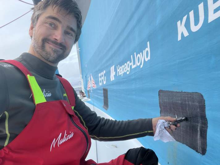 Jüngster “Bord-Gruß” von Boris Herrmann bei einer Kleinreparatur an seinem Vorsegel#RDR 2022