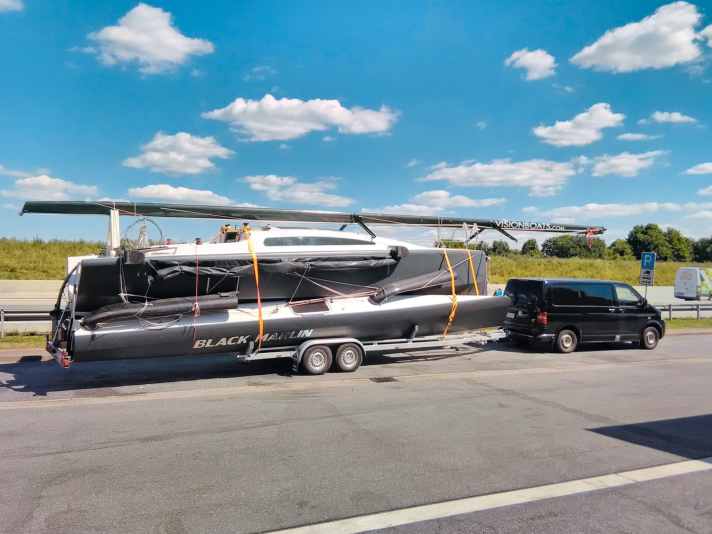 Le bateau est suffisamment étroit pour être tracté lorsque les flotteurs sont dévissés et placés sous la coque.