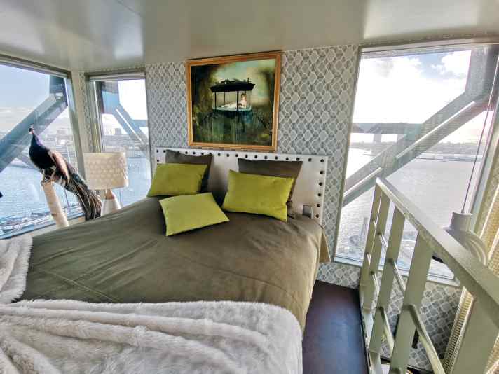In den Suiten des Kran-Hotels haben Gäste einen tollen Ausblick über Amsterdams Hafen