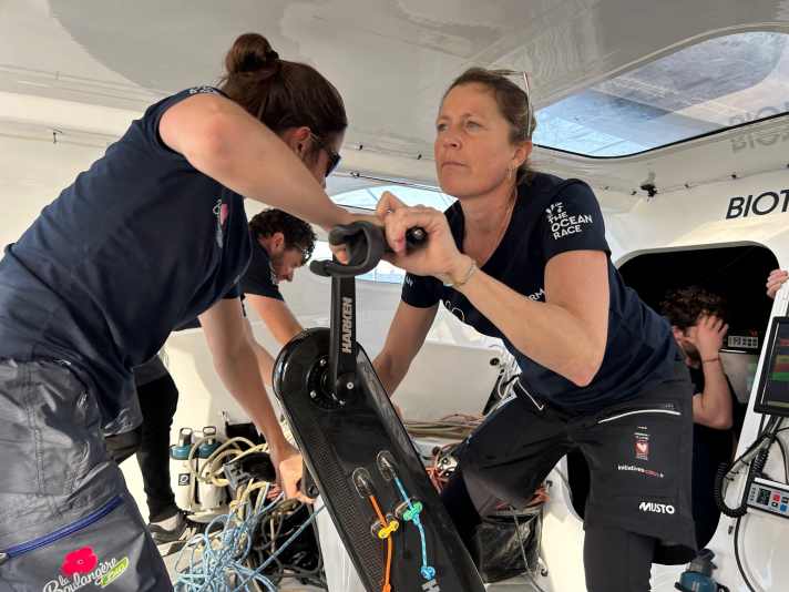 Zwei Tage vor dem Ocean-Race-Start arbeiten Amélie Grassi und Samantha “Sam” Davies erstmals gemeinsam an Bord von “Biotherm”. Grassi bestreitet die aktuelle Auftaktetappe. Die sehr erfahrene Imoca-Seglerin Davies ist für die einmonatige Königsetappe entlang der drei großen Kaps gesetzt