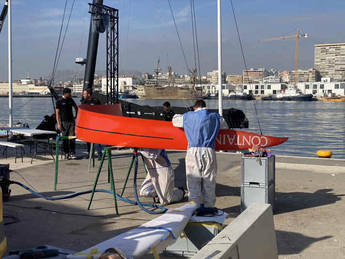 Das Team von Malizia in  Alicante bei den letzten Arbeiten an den Foils bevor sie per Kran montiert werden