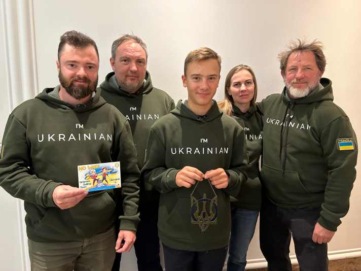 Albert Kabakov, presidente del Black Sea Yacht Club di Odessa, ha guidato per 2.000 chilometri senza sosta per partecipare alla cerimonia di premiazione di Pavlo Dontsov allo stivale di Düsseldorf sabato sera. Sua figlia Anna Kabakova vive a Brema. Accanto a loro, il sesto classificato del Campionato del Mondo Opti Sviatoslav Madonich, suo padre e il Seamaster Pavlo Dontsov (da destra).