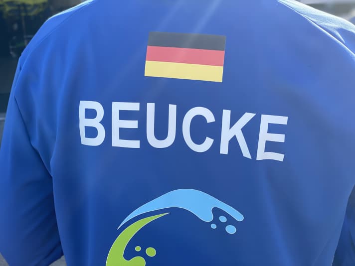 Frisch bedruckt. Sannis Team-Jacke mit Namen und Nationalfarben. Hier am Start zu sein sei ein “wahr gewordener Traum”, sagt die 31-Jährige