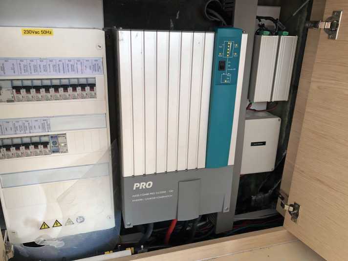 Convert and charge: If the charger and inverter are in one housing, this saves space and cables. Practical
is a mains priority circuit, which saves you having to switch the power supply in the harbour. To operate kitchen appliances, the inverter should have a continuous output of at least 2,000 watts. Branded appliances in this class cost around 1,100 euros. A combi with charger costs around 1,500 euros