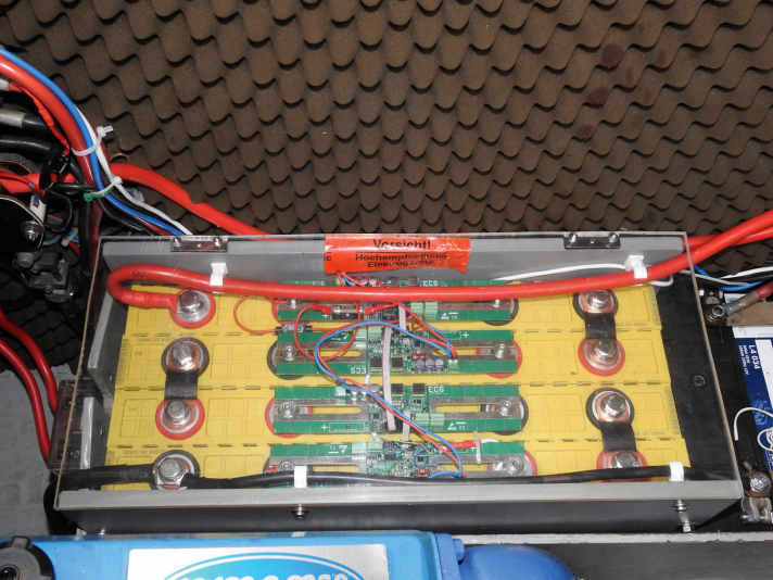 Lithium-Akkus sind ein Teil der Lösung: Das oben gezeigte Paket aus Winston-Zellen hat eine Kapazität von 700 Amperestunden und verkraftet auch sehr leistungsfähige Inverter. Damit sind auch ausgiebige Kocheinlagen unterwegs oder vor Anker kein Problem. Trotzdem sollte die Energiebilanz ausgeglichen sein, sprich: Zwischen den warmen Mahlzeiten muss ausreichend nachgeladen werden