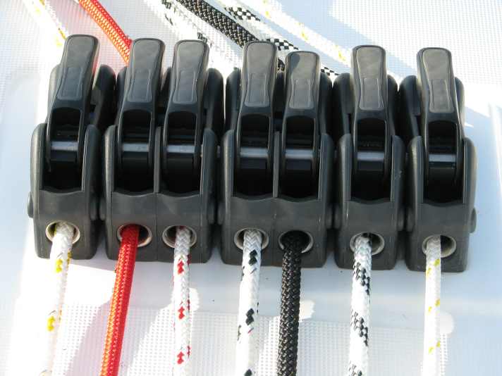 tester la souplesse de fonctionnement de tous les taquets, pinces et blocs, les nettoyer et les lubrifier à sec si nécessaire