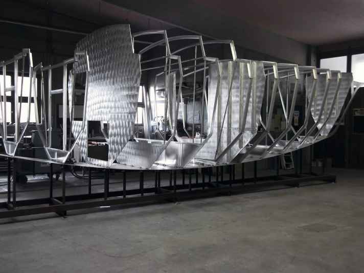   Ein Rumpf im Bau bei Rehberger in Süddeutschland. Aus einstigen Selbstbauern haben sich in den 1980er- und 1990er-Jahren Hersteller von Rümpfen entwickelt, die für andere Eigner Kaskos geschweißt haben