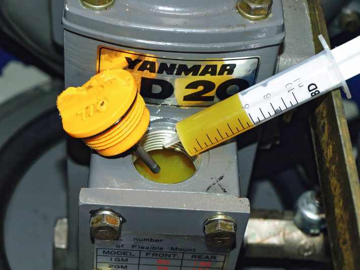 Milky saildrive oil is a clear sign of defective oil seals. This allows seawater to enter the gearbox, which quickly damages the bearings