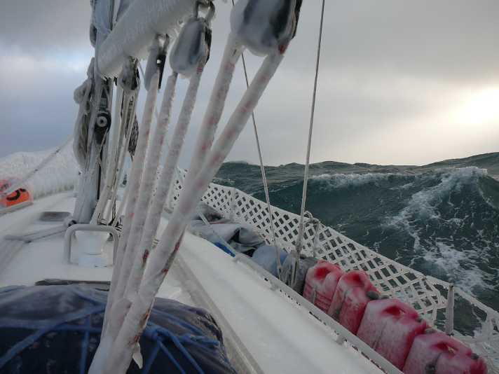   Le "Perithia" se fraie un chemin à travers les eaux tumultueuses de la mer de Béring