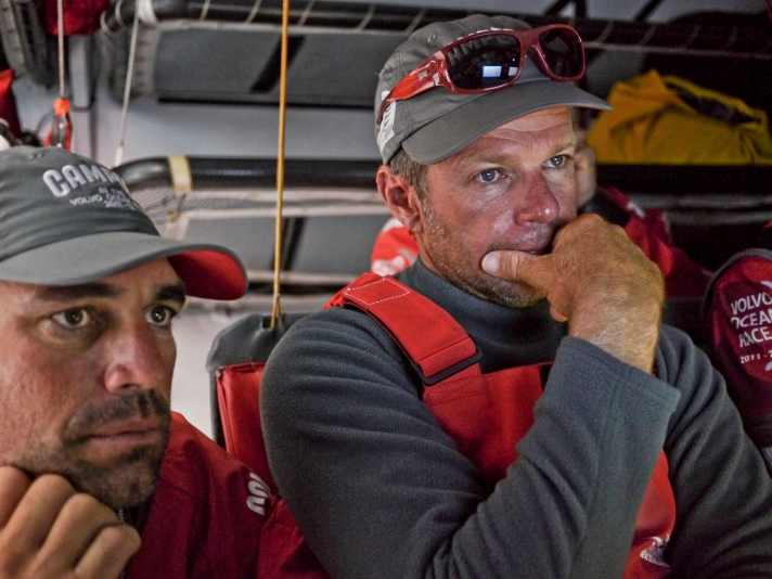   Giusto o no? La tensione è scritta su tutti i volti dei marinai di Camper