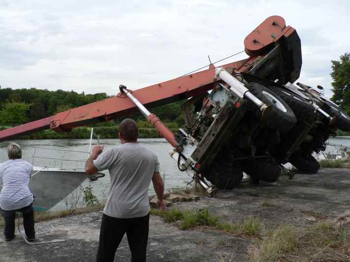   The crane falls onto the yacht and demolishes the deckhouse - the engineers are powerless