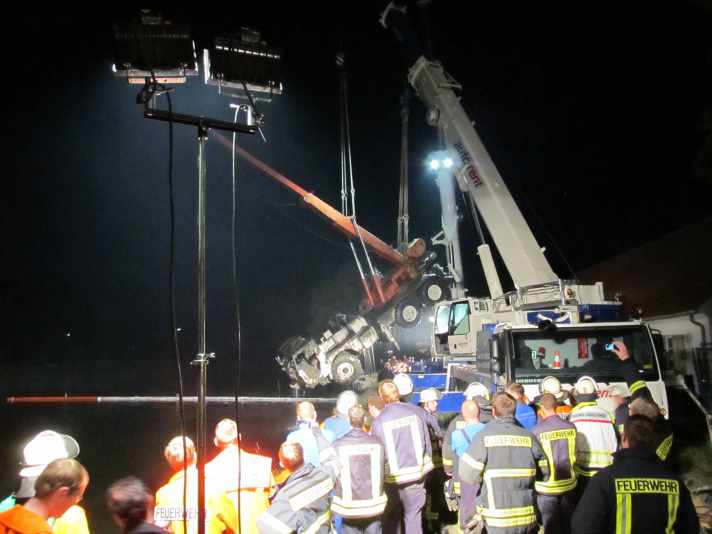   Der geborgene Havarist hängt in zwei mächtigen Bergekränen der Feuerwehr