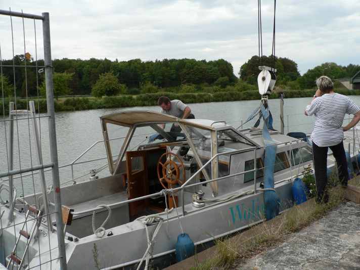   All is still well with the world: The "Walimai" is being prepared for uncraning