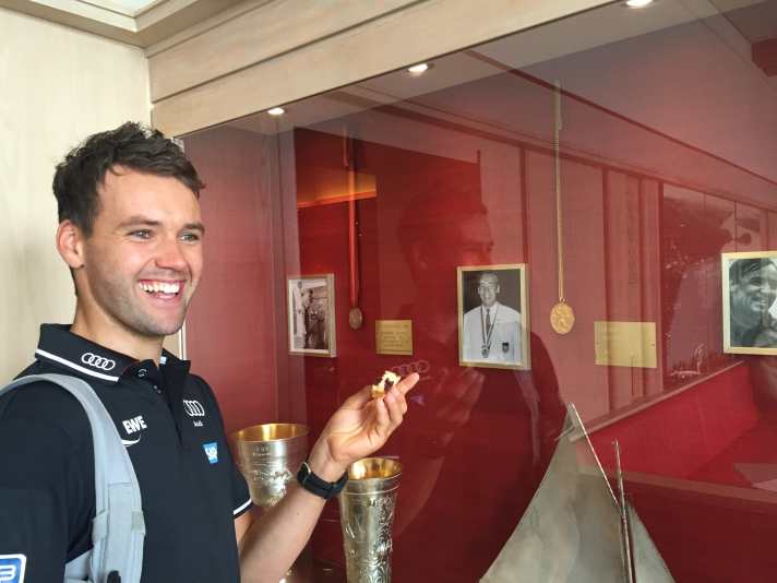   What a medal that would be! Active speaker Philipp Buhl in front of the medal display case at the Seglerhaus am Wannsee club, where Willy Kuhweide's gold medal hangs