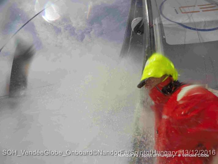   Un vent fort souffle aussi à l'arrière du peloton