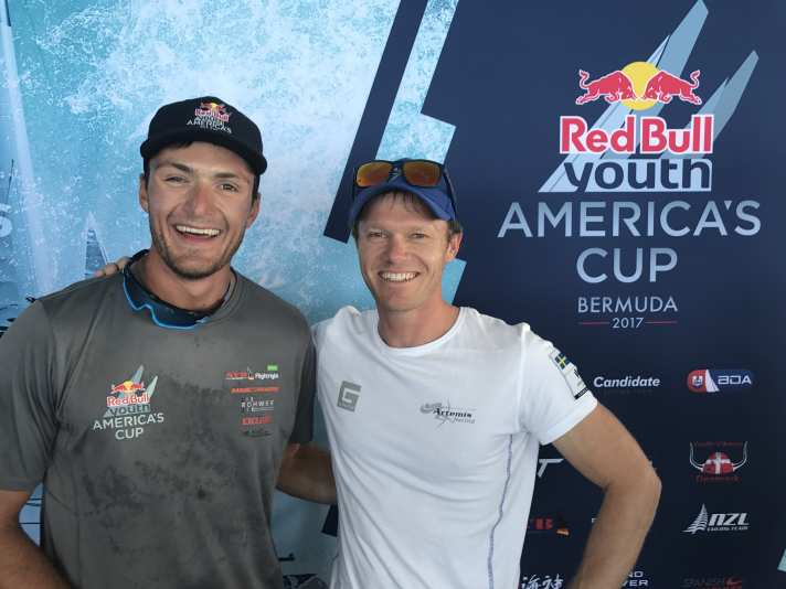  Hatten im Gespräch nach den Rennen Spaß zusammen: Max Kohlhoff und Nathan Outteridge. Der Artemis-Steuermann beglückwünschte die Deutschen und sagte dann lachend: "Wieso sind diese jungen Segler im Red Bull Youth America's Cup eigentlich alle so groß?"